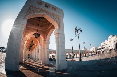 Mavi gökyüzüne karşı Camii