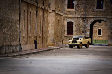 San Ferran Kalesi 'nden geçen araçlar.)