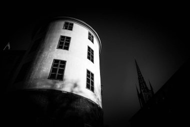 siyah ve beyaz kule ve kilise kulesi