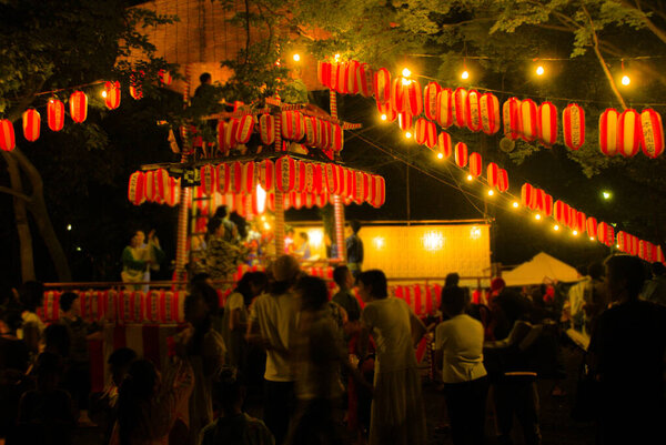 The liveliness of the night festival and the light of lanterns