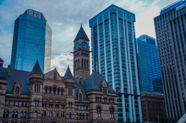 Toronto eski belediye binası ve gökdelenler