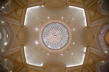 Abu Dabi 'deki mozaik tavan dekorasyonu.