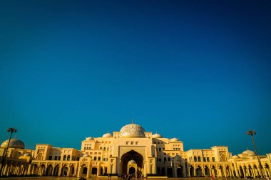 Qasr Al Watan Sarayı 'nın önünde.