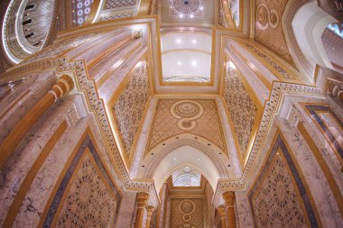 Abu Dabi 'de mermer dekore edilmiş koridor.