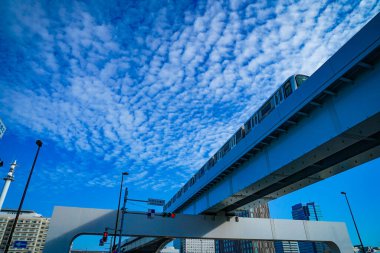 Yurikamome şehirde koşuyor.