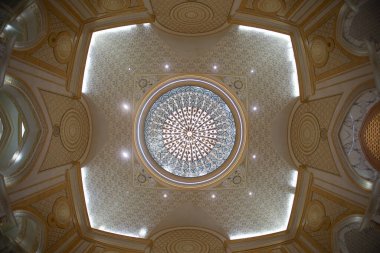 Abu Dabi 'de mozaik sanat tavan yapmış.