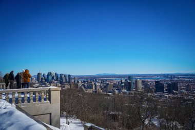 İnsanlar gözlem güvertesinde manzaranın tadını çıkarıyorlar.