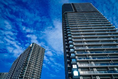 Yüksek binaların etkileyici bir manzarası var.