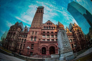 Mavi gökyüzü ve Eski Belediye Binası (Toronto)