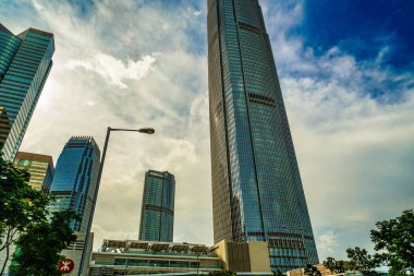 Mavi gökyüzüne karşı yükselen Hong Kong gökdelenleri