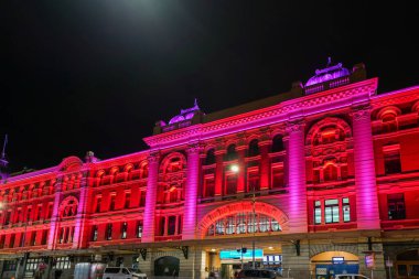 Flinders istasyonu yanıyor.