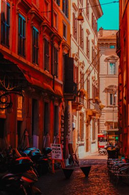 Roma sokağı ve güneş ışığı