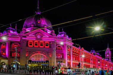 Gece istasyonu ve hareketli şehir