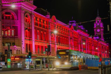 Neon ışıklı istasyon binası