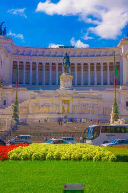 Vittorio Emanuele Anıtı önünde