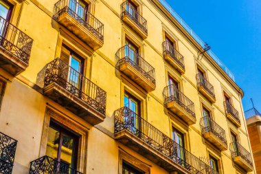 Barselona İspanya 'da balkonlu bir bina.