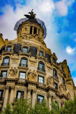 Güzel oymaları olan bir bina.