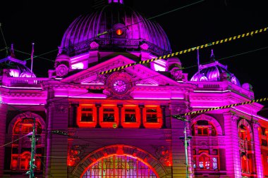 Melbourne 'da aydınlatılmış istasyon binası