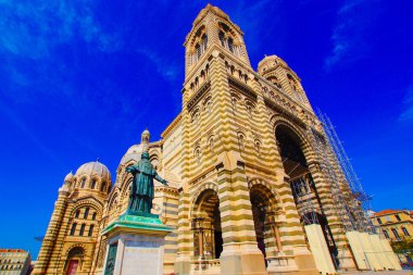 Katedral ve piskopos heykelinin panoramik görüntüsü