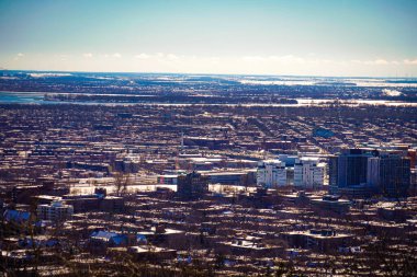 Kış şehri manzarası ve köprüsü
