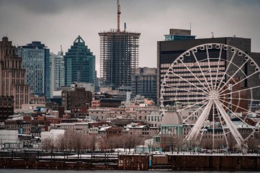 Montreal 'in eski limanı dönme dolap.