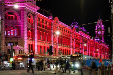 Tren istasyonun önünden geçiyor.