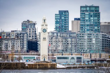 Saat kulesi ve gökdelenler (Montreal)