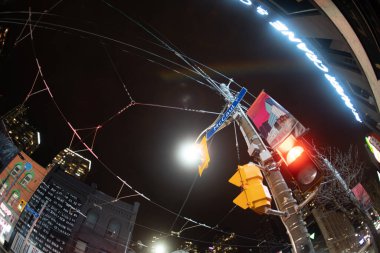 Elektrik kablolarının ve tabelaların kesişmesi