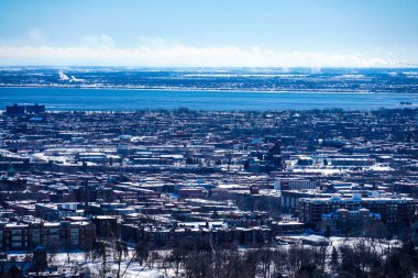 Montreal köprüleri ve gökdelenleri