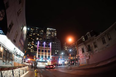 Parlak neon gece kavşağı