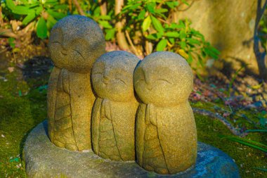Üç Jizo birbirine yakın duruyor.