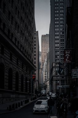 Sokaklar binalarla çevrili