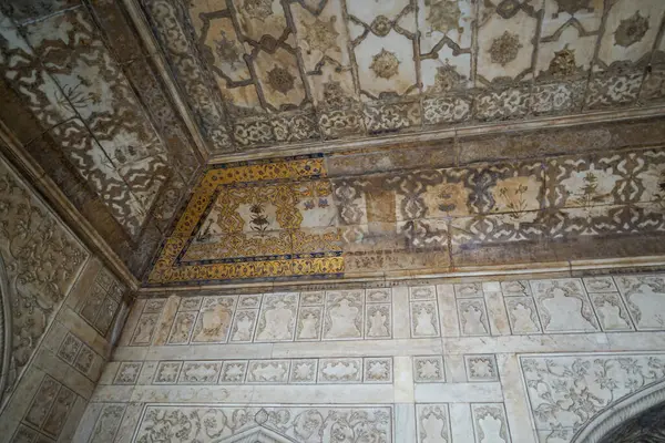 diwane kaas tavan dekorasyonu