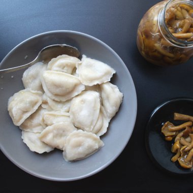 Bir tabak etli börek. 