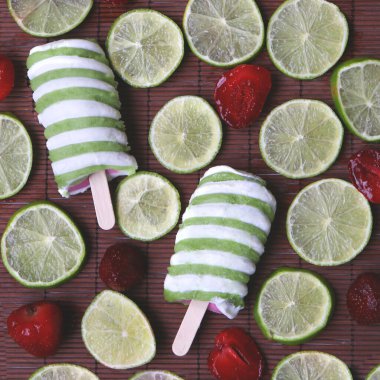 Limonlu taze dondurma ve ahşap arka planda kivi.