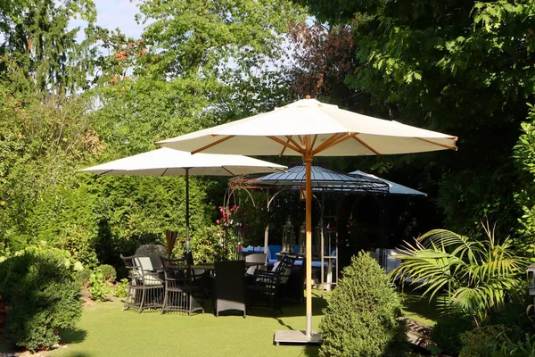 Şemsiyeli bahçe ve açık hava sandalyeleri ve masaları.