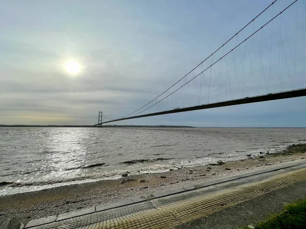 Hull, İngiltere 'deki Humber Köprüsü. Gelgit nehir kıyısına doğru geliyor.