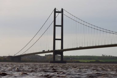 Hull, İngiltere 'deki Humber Köprüsü. Gelgit nehir kıyısına doğru geliyor.
