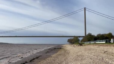 Hessle 'daki Humber Köprüsü, İngiltere, Hull' dan. Gelgit nehir kıyısına doğru geliyor.