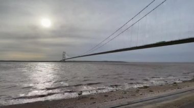 Hessle 'daki Humber Köprüsü, İngiltere, Hull' dan. Gelgit nehir kıyısına doğru geliyor.