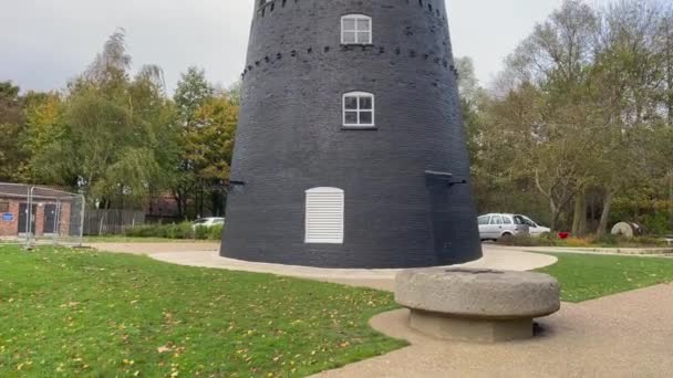 ヘッセル チョーク ミルのブラック タワーは1810年に建設され チョーク ホワイティングや粉砕に使われた ビデオを傾ける イギリスのヘッセル 2022年11月2日 — ストック動画