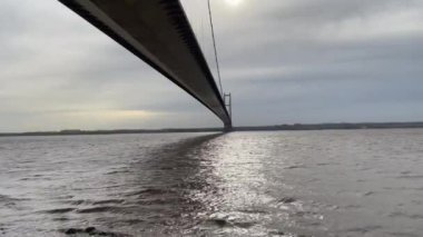 Hessle 'daki Humber Köprüsü, İngiltere, Hull' dan. Gelgit nehir kıyısına doğru geliyor.