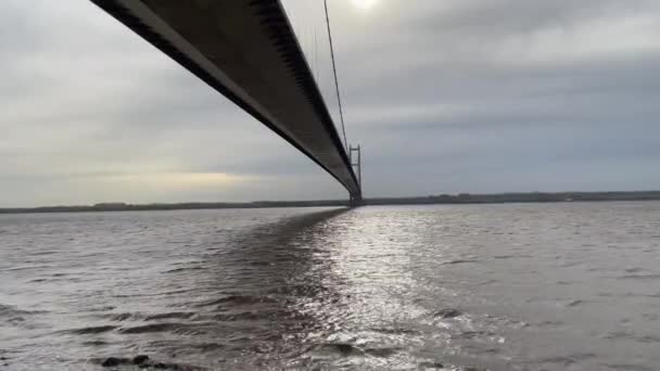 Hessle的Humber Bridge 由英国Hull设计 潮水涌进河口 — 图库视频影像