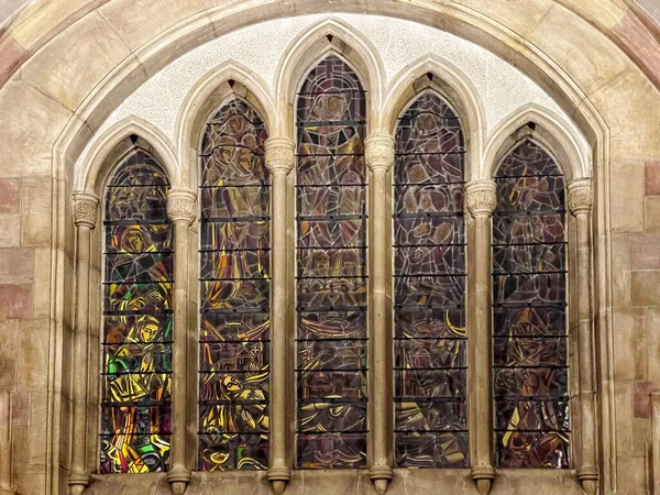 聖ウィリブラード大聖堂 粒状の表面と明るい近代的なステンドグラスの窓と古い石の壁 ルクセンブルクのEchternach 2022年11月9日 — ストック写真