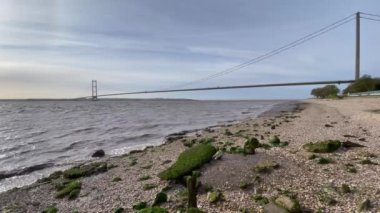 Hessle 'daki Humber Köprüsü, İngiltere, Hull' dan. Gelgit nehir kıyısına doğru geliyor.