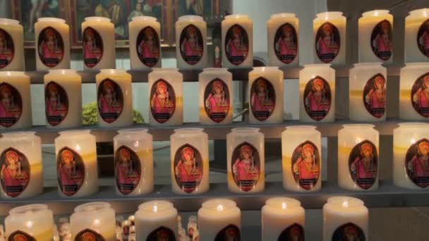 位于卢森堡埃克特纳赫大教堂的带有圣威廉斯堡画像的低音蜡烛 2022年11月9日 — 图库视频影像