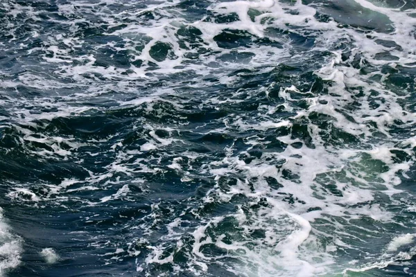 Απόκρημνα Κύματα Λευκές Άκρες Αφρού Γκριζωπό Μπλε Θαλασσινό Νερό Φωτογραφία — Φωτογραφία Αρχείου