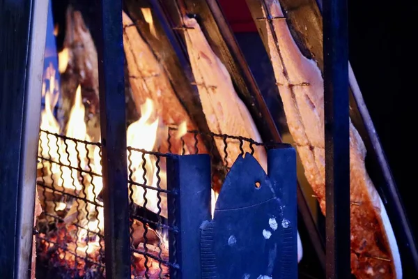 Flammor Brand Rostning Filé Bitar Lax Bakgrunden Julmarknad Luxemburg — Stockfoto