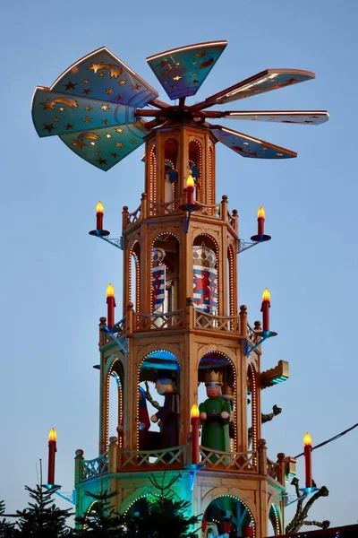 Mum atlıkarınca - büyük boy Alman geleneksel dekorasyon piramidi Noel pazarında Kırmızı Aslan arması ile. 