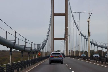 Hull, İngiltere 'de Humber Köprüsü' nden geçen arabalar - 2 Kasım 2022